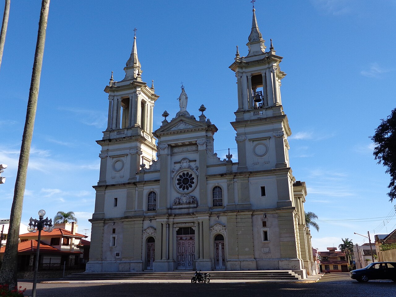 Fachada e duas torres da Catedral Nossa Senhora da Conceição, em Cachoeira do Sul.