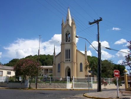 Fachada da Igreja Matriz Nossa Senhora dos Navegantes, em Sobradinho, com sua torre central.